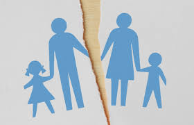 Ouders zitten samen aan tafel om afspraken te maken tijdens een scheiding